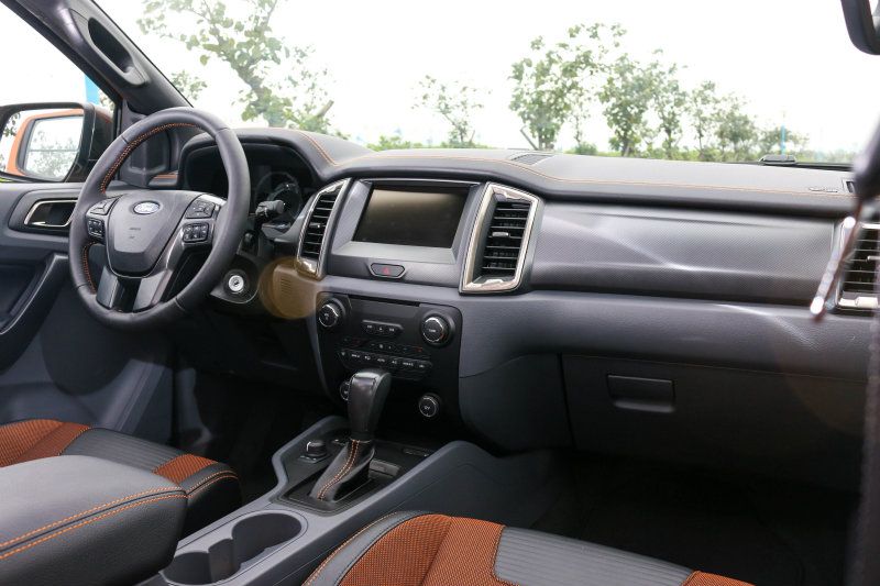 中控台上方採類皮質與橘色車縫線設計,頗為搶眼,雖相較前代車型已有大幅進步,但某些部件的塑料感仍偏重。 中控台上方採類皮質與橘色車縫線設計,頗為搶眼,雖相較前代車型已有大幅進步,但某些部件的塑料感仍偏重。