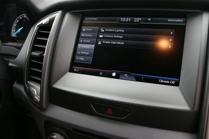 8吋觸控式SYNC系統整合多項媒體功能以及倒車顯影,但卻未提供中文介面,比照國內其他車款的SYNC系統皆有中文化,這部分讓人不解。 8吋觸控式SYNC系統整合多項媒體功能以及倒車顯影,但卻未提供中文介面,比照國內其他車款的SYNC系統皆有中文化,這部分讓人不解。