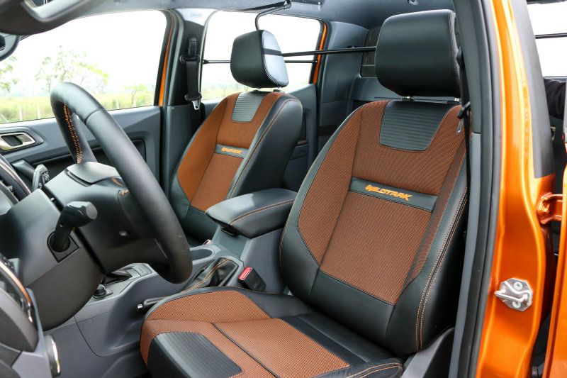 橘色的織布部分同時具有防滑與透氣功能,座椅設定仍為舒適取向,軟硬度適中,此外,駕駛座標配八向電調椅,副手座則為手調。 橘色的織布部分同時具有防滑與透氣功能,座椅設定仍為舒適取向,軟硬度適中,此外,駕駛座標配八向電調椅,副手座則為手調。