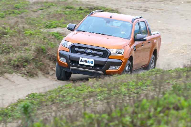 既然有著最大3500kg拖曳及960kg荷重能力,Ranger在輕負載時的起步及爬坡總能從容應對,且扭力釋放的調性並不令人感到突兀。 既然有著最大3500kg拖曳及960kg荷重能力,Ranger在輕負載時的起步及爬坡總能從容應對,且扭力釋放的調性並不令人感到突兀。