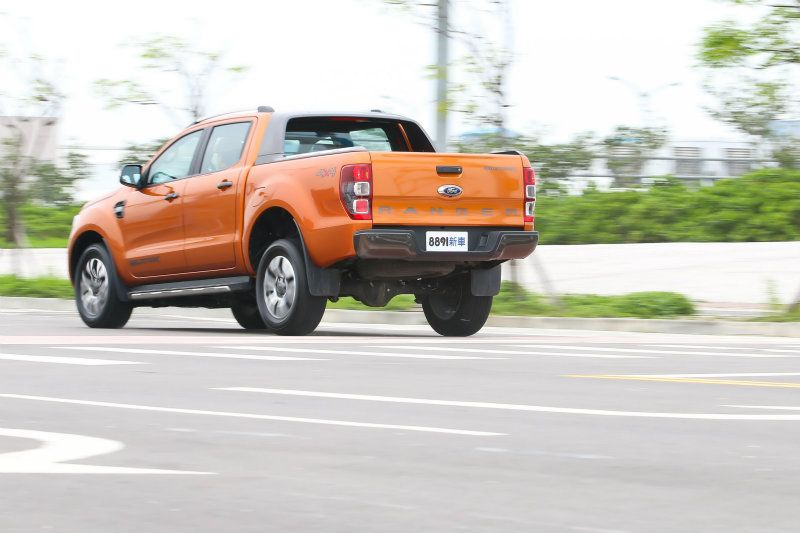 Ranger於P-Box的100~0km/h煞停測試達到3.2秒@43.84m的成績,以高達2240kg的高車重來說已屬優異,只是因底盤與懸吊設定之故,車頭下沉狀況十分明顯,車身穩定性也只是一般。 Ranger於P-Box的100~0km/h煞停測試達到3.2秒@43.84m的成績,以高達2240kg的高車重來說已屬優異,只是因底盤與懸吊設定之故,車頭下沉狀況十分明顯,車身穩定性也只是一般。