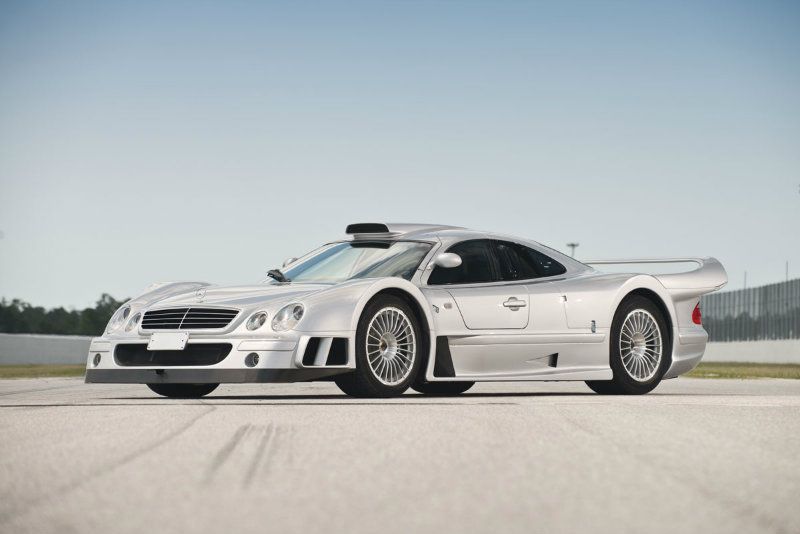 Mercedes-AMG以GTR作為旗下車款命名看似奇特,但其實早在1997年就曾推出堪稱Hyper Car等級的CLK GTR,雖然兩車身世差異極大,但終究也算是三星品牌有自己的GTR傳承交替。 Mercedes-AMG以GTR作為旗下車款命名看似奇特,但其實早在1997年就曾推出堪稱Hyper Car等級的CLK GTR,雖然兩車身世差異極大,但終究也算是三星品牌有自己的GTR傳承交替。