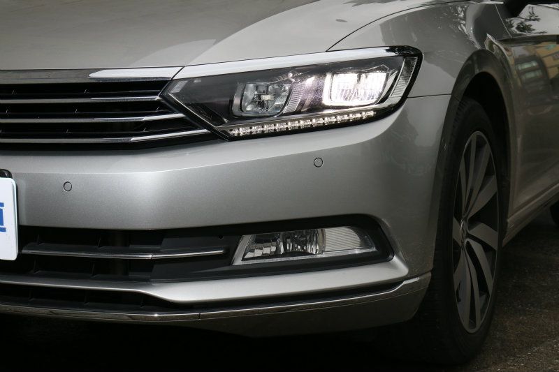 Passat Variant 400 TDI標配LED頭燈組,有著低耗能、壽命長的優點,造型也十分銳利且富科技感。 Passat Variant 400 TDI標配LED頭燈組,有著低耗能、壽命長的優點,造型也十分銳利且富科技感。