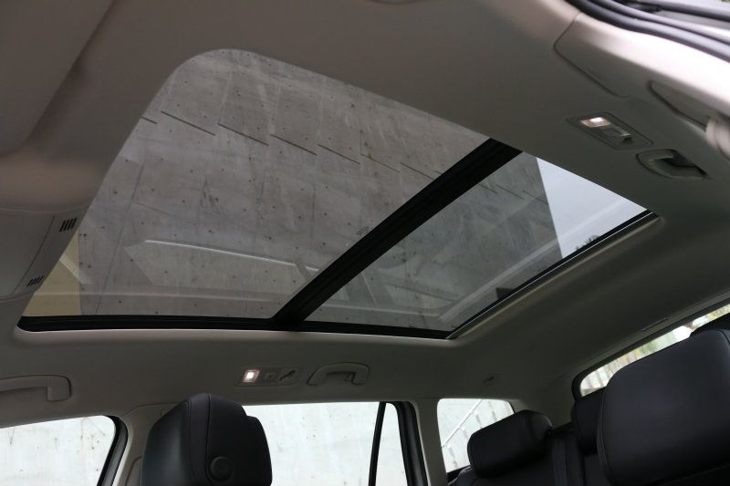 Passat Variant 400 TDI標配可開啟的全景式玻璃天窗,面積不小,使得車室有著更遼闊的空間感。 Passat Variant 400 TDI標配可開啟的全景式玻璃天窗,面積不小,使得車室有著更遼闊的空間感。