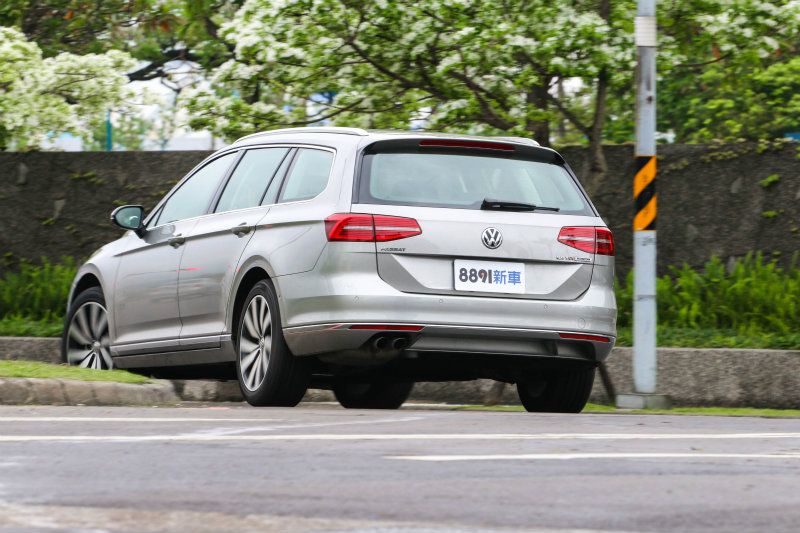Passat Variant 400 TDI懸吊設定趨於舒適,卻不至於嚴重側傾,即便帶點速度過彎也能帶給駕駛一定的信心。 Passat Variant 400 TDI懸吊設定趨於舒適,卻不至於嚴重側傾,即便帶點速度過彎也能帶給駕駛一定的信心。