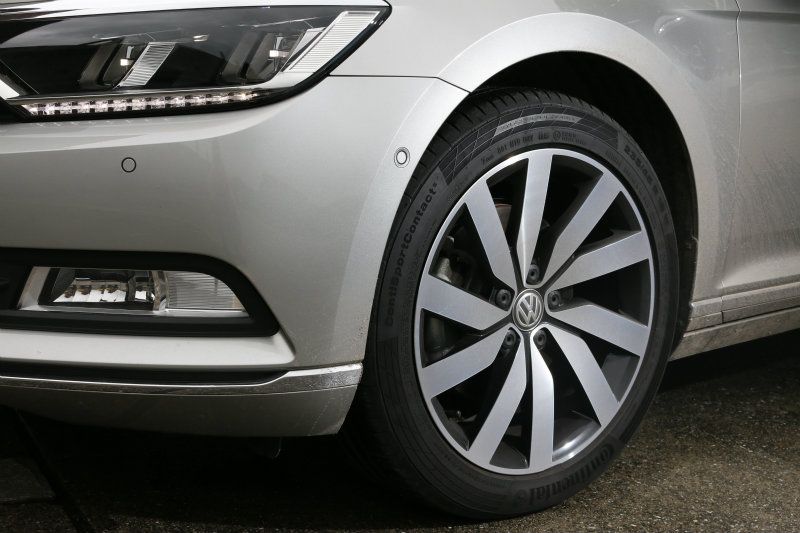 Passat Variant 400 TDI配置235/45R18的Continental ContiSportContact5,有著均衡的舒適與性能表現。 Passat Variant 400 TDI配置235/45R18的Continental ContiSportContact5,有著均衡的舒適與性能表現。