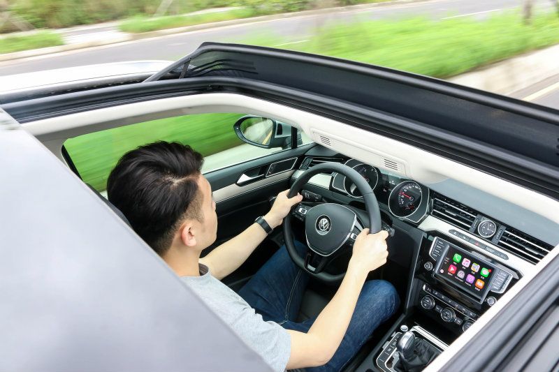 與Passat Variant 400 TDI相處一天,原先認為過高的車價迷思已煙消雲散,也許176.8萬元可買到C/P值更高的相似產品,但隨處可見與Audi間的密切關聯,高級化程度不單由帳面數據、資料來論斤秤兩,尚得透過親身駕馭、乘坐,方可一窺其核心價值。 與Passat Variant 400 TDI相處一天,原先認為過高的車價迷思已煙消雲散,也許176.8萬元可買到C/P值更高的相似產品,但隨處可見與Audi間的密切關聯,高級化程度不單由帳面數據、資料來論斤秤兩,尚得透過親身駕馭、乘坐,方可一窺其核心價值。
