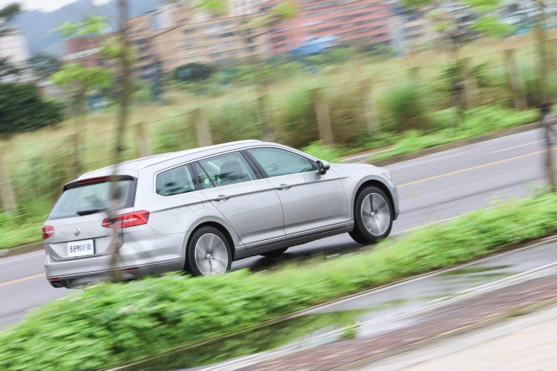 以P-Box進行實測,Passat Variant 400 TDI的0~100km/h加速成績為8.75秒、0~400m則是16.5秒@142.49km/h,表現中規中矩。 以P-Box進行實測,Passat Variant 400 TDI的0~100km/h加速成績為8.75秒、0~400m則是16.5秒@142.49km/h,表現中規中矩。