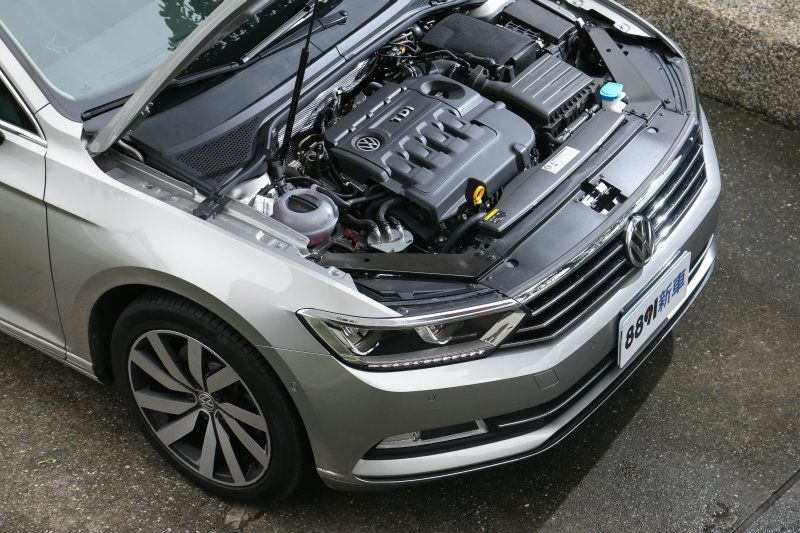 動力採用2.0升L4柴油渦輪引擎,擁有190hp/40.8kgm的充沛動力,扭力的湧現時機落在1750~3000rpm,貼近日常的實用範圍。 動力採用2.0升L4柴油渦輪引擎,擁有190hp/40.8kgm的充沛動力,扭力的湧現時機落在1750~3000rpm,貼近日常的實用範圍。