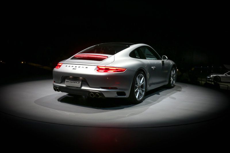小改款911 Carrera/ Carrera S採用全新的3.0升水平對臥6缸雙渦輪引擎，價格分別為538萬以及618萬元起。