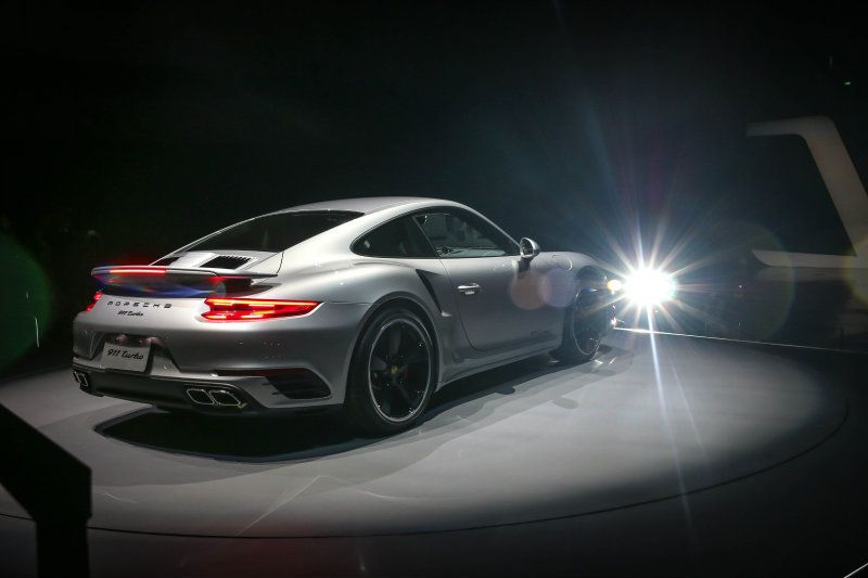 911 Turbo/Turbo S的最大馬力提升至540hp、580hp，百公里加速也達到3.0秒與2.9秒，售價為908萬元及1068萬元起。