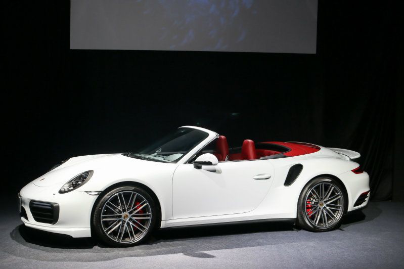 911 Turbo Cabriolet/Turbo S Cabriolet報價則來到988萬與1148萬元起，為車系最高價者。