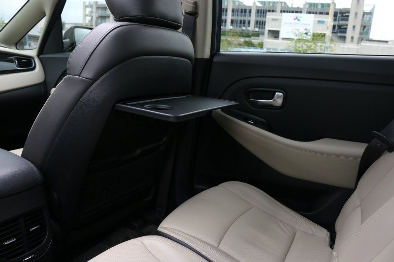 Carens車門側置物格較Touran略小,其餘收納空間除了少前座下方置物盒之外二者不相上下。 Carens車門側置物格較Touran略小,其餘收納空間除了少前座下方置物盒之外二者不相上下。