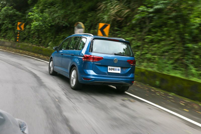 不論身處車上任何位置,Touran的沉穩舒適皆能輕易感受,這也是MPV車款在動態呈現上重要之處。 不論身處車上任何位置,Touran的沉穩舒適皆能輕易感受,這也是MPV車款在動態呈現上重要之處。