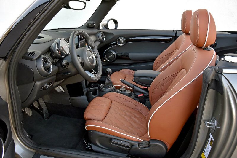 全新Malt Brown麥芽棕內裝在率性開篷時，帶給車主滿滿的自信心。