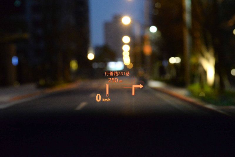 全彩的車況抬頭顯示器則將行車資訊清晰地整合於駕駛者視線前方的擋風玻璃,使駕駛接收訊息的同時能確實掌握前方的路況。 全彩的車況抬頭顯示器則將行車資訊清晰地整合於駕駛者視線前方的擋風玻璃,使駕駛接收訊息的同時能確實掌握前方的路況。