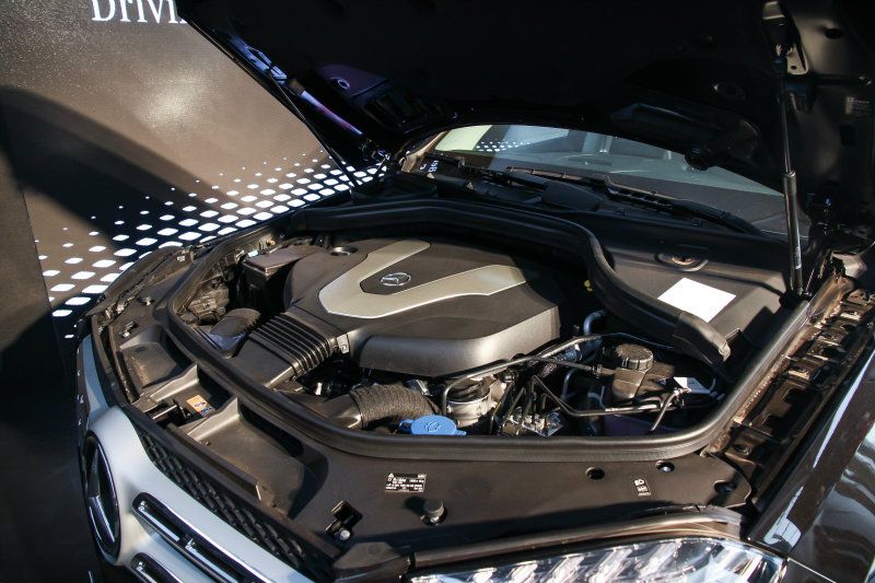 GLS 350d搭載3.0升V6柴油引擎,最大輸出258hp/63.2kgm,變速箱為9速手自排。 GLS 350d搭載3.0升V6柴油引擎,最大輸出258hp/63.2kgm,變速箱為9速手自排。