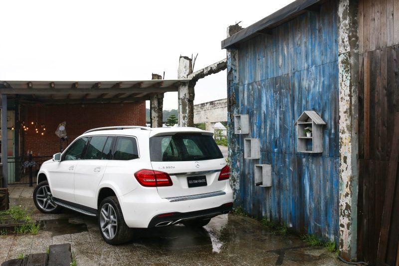 GL車系小改款更名為GLS車系,圖為選配AMG套件的GLS 350d 4MATIC車型,選配價格為16.8萬元。 GL車系小改款更名為GLS車系,圖為選配AMG套件的GLS 350d 4MATIC車型,選配價格為16.8萬元。