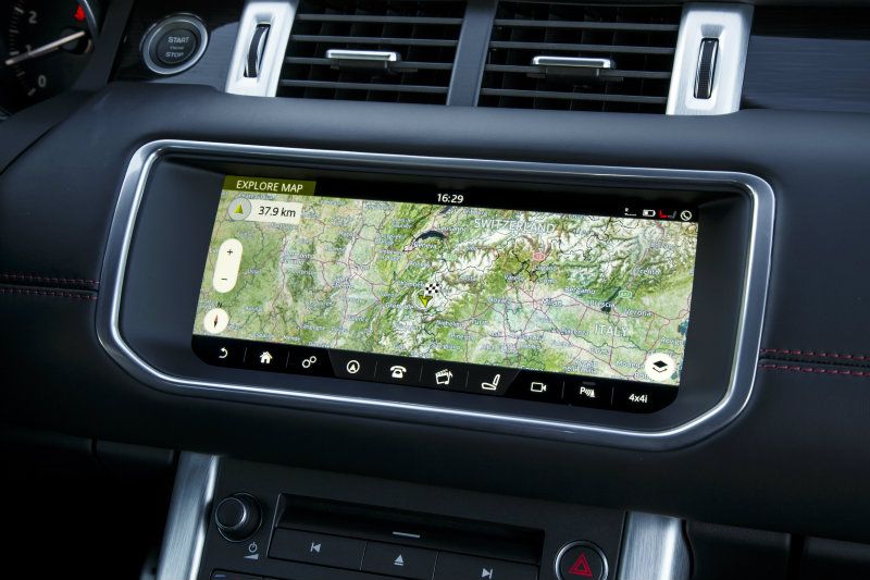 10.2吋螢幕較原本Range Rover Evoque的標準8吋螢幕加大許多，畫質與功能自然更為出色。