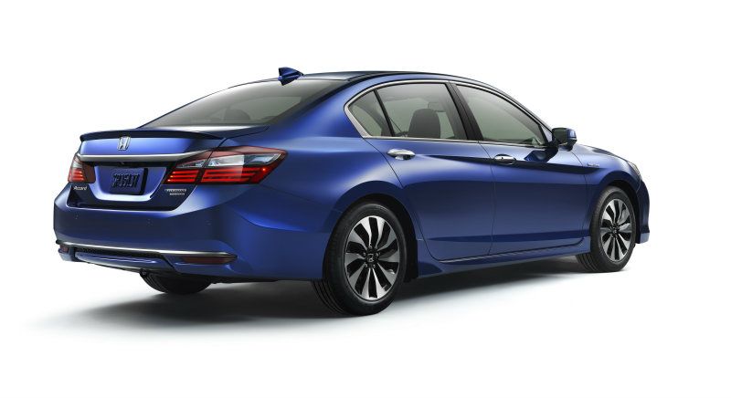 車尾視覺上的變化性較小，燈組輪廓無改變，但強化LED燈條感受。