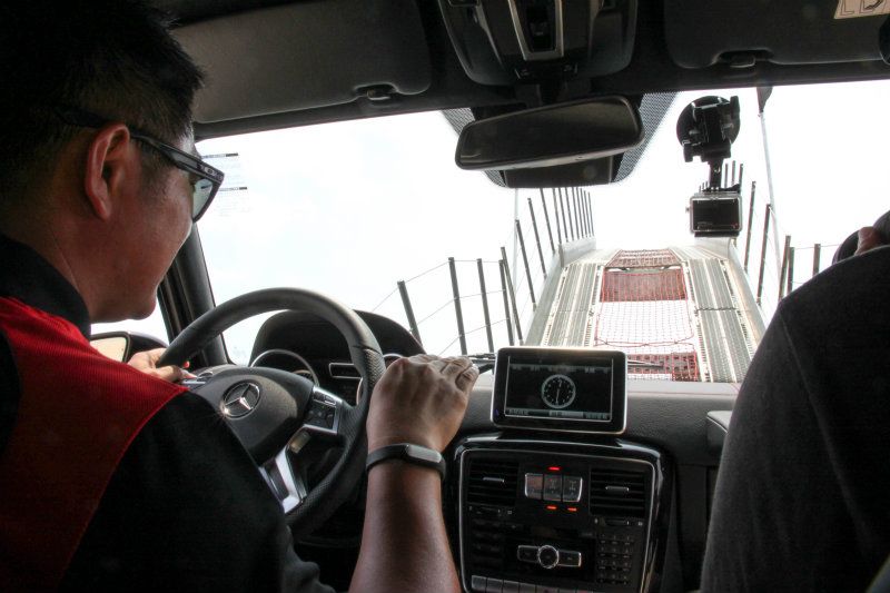 當車輛偵測到空轉現象，差速鎖定功能作動時按鍵便會亮起紅燈，並將動力傳輸至有效的驅動輪。要上45度斜坡，此時車內乘客僅能仰望天際，過程猶如乘坐雲霄飛車要邁入頂峰的光景一般。