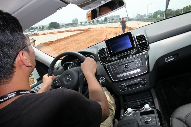 單側傾斜關卡，4Matic系統與各項主動科技配備可稱職地讓車輛穩定向前，同樣僅需留意油門與煞車幅度，對於賓士SUV系列難度不高。