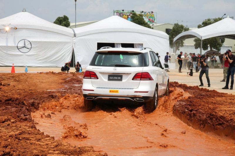 最後一段部分還帶著彎度，就算補點油門，只要略為修正方向盤便能導回正軌，底盤的深厚底子令人讚賞，過程還可享受輕微滑移的越野快感。