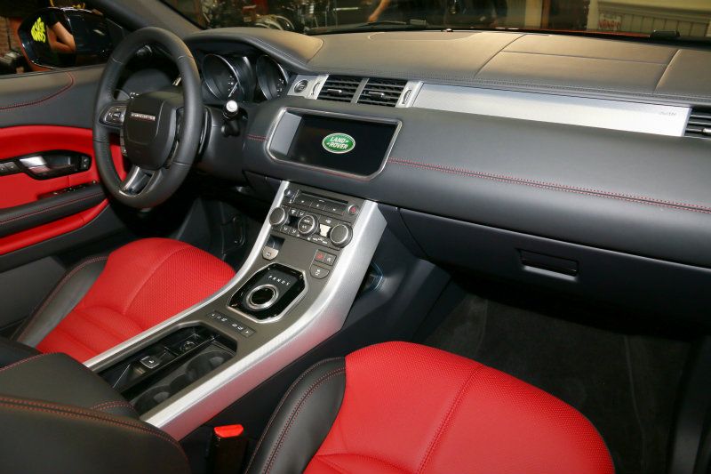 兩款車型皆標配10.2吋觸控式中央資訊系統，但僅有HSE車型搭載中文衛星導航及倒車攝影輔助系統。兩款車型皆標配10.2吋觸控式中央資訊系統，但僅有HSE車型搭載中文衛星導航及倒車攝影輔助系統。