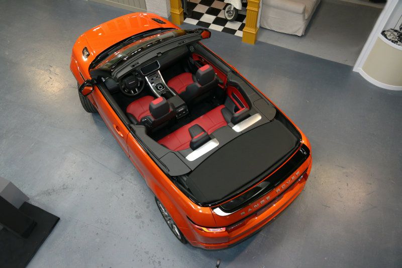 Range Rover Evoque Convertible在現今的確少有同級對手,可稱得上是一款結合時尚外觀與越野性能的獨特車款。 Range Rover Evoque Convertible在現今的確少有同級對手,可稱得上是一款結合時尚外觀與越野性能的獨特車款。