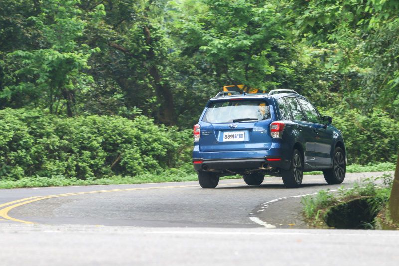 Forester底盤以舒適化調教，在面對山間彎路時，適合用輕鬆悠遊的駕馭方式對待，否則速度一快，側傾的狀況便隨之而來。