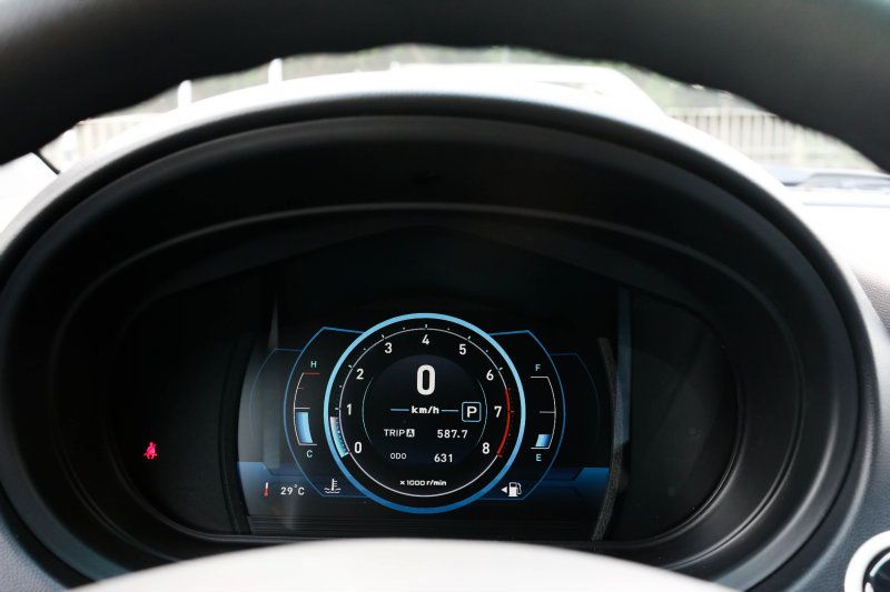 此儀錶不具多模式切換，能改變顯示的只有內側旅程電腦資訊，同時內建胎壓偵測，此外轉速錶可切換黑、藍、紅三種色澤。