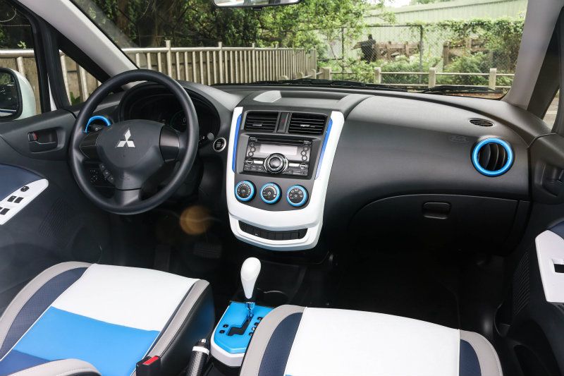 座椅與門飾板重新配色後，著實展現濃濃的夏日海洋風，且搭配起來的順眼指數頗高，唯一讓人擔心的可能就是座椅純白部分不易維護。