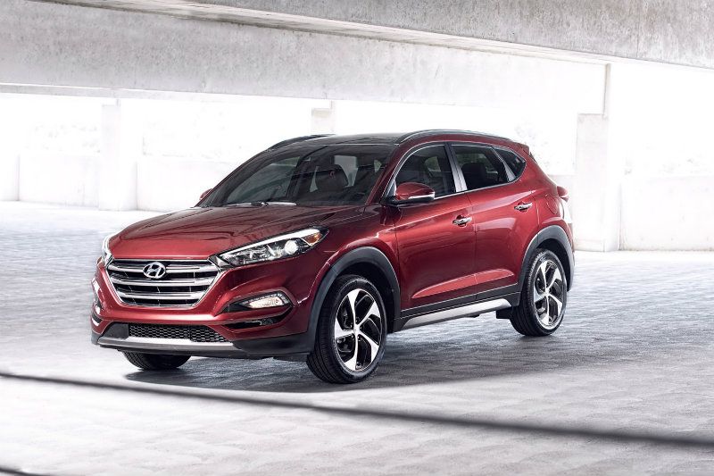  ix35大改款之後重新正名為Tucson，這將是Hyundai今年一大主將，其確定將在5/12發表，導入2.0升汽油與柴油動力，共分五種等級車型，上市前接單價為2.0汽油豪華款86萬元、時尚款90萬元、尊貴款95萬元，2.0柴油菁英款105萬元、旗艦款4WD則是115萬元。（圖為美規車型）