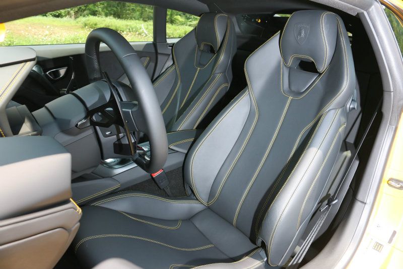 標準款座椅的造型與包覆性就已難以挑剔,皮革細膩精緻度也是一流。 標準款座椅的造型與包覆性就已難以挑剔,皮革細膩精緻度也是一流。