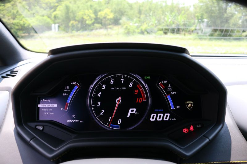 Huracan算是這波全液晶儀錶潮流的先驅,不同的顯示模式,將轉速錶居中且放至最大的模式無疑是我們最愛的模式。 Huracan算是這波全液晶儀錶潮流的先驅,不同的顯示模式,將轉速錶居中且放至最大的模式無疑是我們最愛的模式。Huracan算是這波全液晶儀錶潮流的先驅,不同的顯示模式,將轉速錶居中且放至最大的模式無疑是我們最愛的模式。