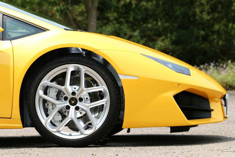 LP580-2標配一般鑄鐵剎車碟盤,而碟盤為浪花碟設計,在不影響制動力之下,有減輕重量的功效。 LP580-2標配一般鑄鐵剎車碟盤,而碟盤為浪花碟設計,在不影響制動力之下,有減輕重量的功效。