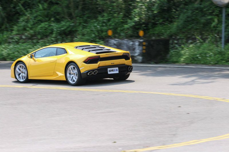 雖然動力完全由後輪釋放,但580hp馬力釋放線性而不急躁,不會讓人有「後驅好危險」的感受。 雖然動力完全由後輪釋放,但580hp馬力釋放線性而不急躁,不會讓人有「後驅好危險」的感受。