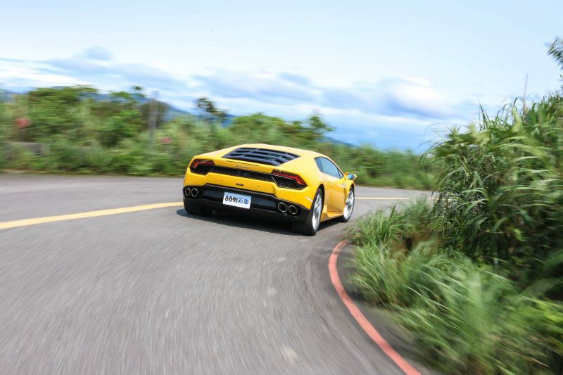 少了前輪分擔傳輸動力之後,勢必會明顯改變動態特性,如何在靈活樂趣與穩定受控之間取得平衡點,也考驗著Lamborghini調校功力。 少了前輪分擔傳輸動力之後,勢必會明顯改變動態特性,如何在靈活樂趣與穩定受控之間取得平衡點,也考驗著Lamborghini調校功力。