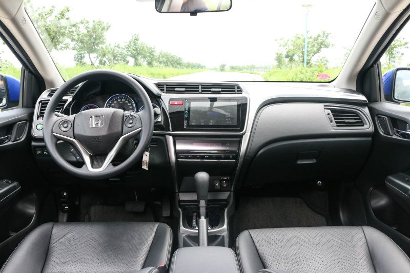 打破國產入門房車即陽春配備的刻版印象，一來到車內，City高科技質感味道相當濃厚，中控設計完全無傳統按鈕，多媒體影音與恆溫空調面板皆屬於液晶觸控。