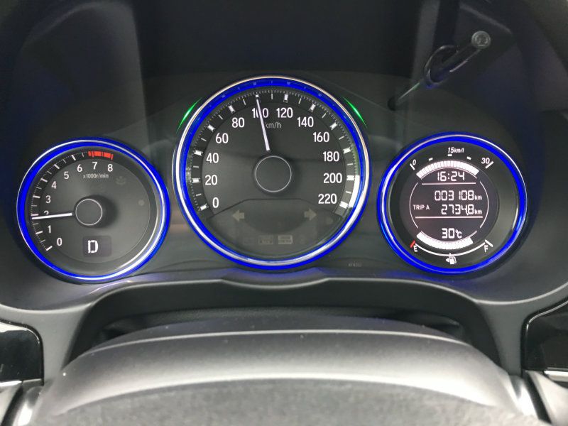在100km/h的行進速度時，引擎轉速不到2000rpm，對於高速油耗必有相當幫助。