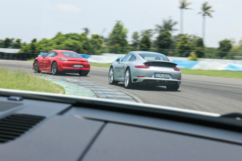 Carrera與Carrera S都配置3.0升渦輪雙引擎，但設定差異讓動力有50hp/5.1kgm的落差，踩下油門很容易從G值反應感受到動力不同。