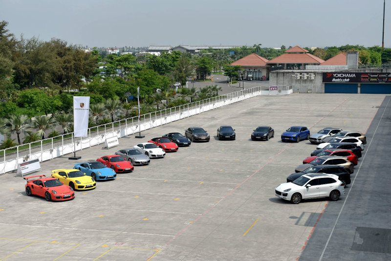 一如過去,保時捷駕訓所使用車輛均由德國運至,此屆除了總數達20部之外,像是GT3 RS與Turbo S更是全新車,手筆相當大! 一如過去,保時捷駕訓所使用車輛均由德國運至,此屆除了總數達20部之外,像是GT3 RS與Turbo S更是全新車,手筆相當大!