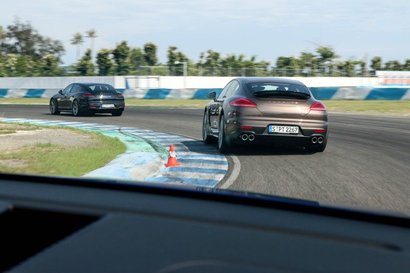 兩部Panamera,黑色為GTS、棕色為柴油版,柴油動力在大鵬灣裡的表現出乎預期,不過或許是產品特性之故,8速手自排反應稍嫌不夠激進,但GTS的7速PDK就有高性能呈現。 兩部Panamera,黑色為GTS、棕色為柴油版,柴油動力在大鵬灣裡的表現出乎預期,不過或許是產品特性之故,8速手自排反應稍嫌不夠激進,但GTS的7速PDK就有高性能呈現。