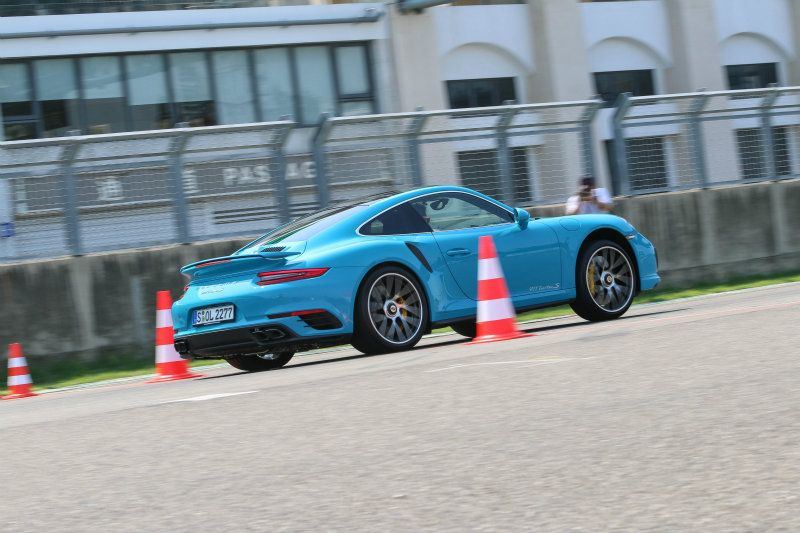 911 Turbo S底盤絕對是硬朗的,但彈射起步瞬間,車頭仍明顯揚起,顯見580hp/76.5kgm威力十足。 911 Turbo S底盤絕對是硬朗的,但彈射起步瞬間,車頭仍明顯揚起,顯見580hp/76.5kgm威力十足。