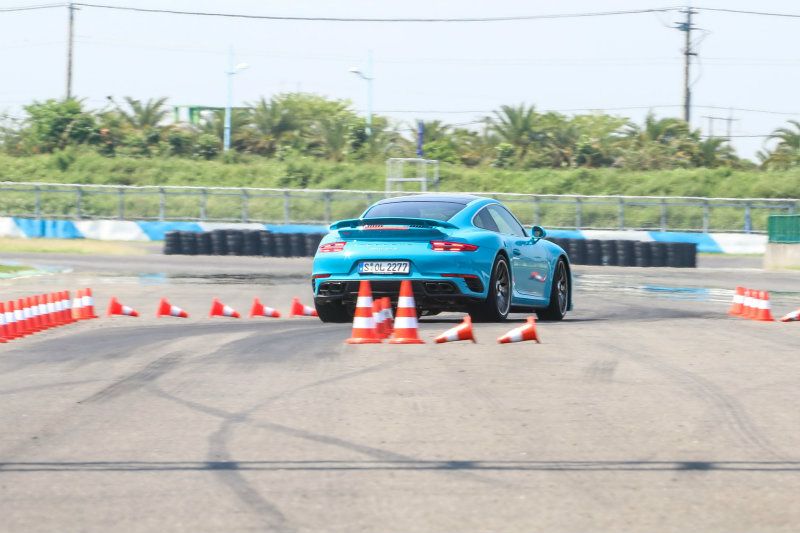 全力加速後要立即全力剎車變換車道,身體要抵抗G值強烈變換之外,還要眼明手快! 全力加速後要立即全力剎車變換車道,身體要抵抗G值強烈變換之外,還要眼明手快!
