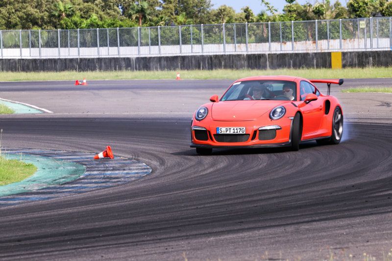 活動尾聲便是教練群駕駛911 GT3 RS、911 Turbo S、Cayman GT4與Panamera GTS載著學員Hot Lap,自然又掀起一波高潮。 活動尾聲便是教練群駕駛911 GT3 RS、911 Turbo S、Cayman GT4與Panamera GTS載著學員Hot Lap,自然又掀起一波高潮。