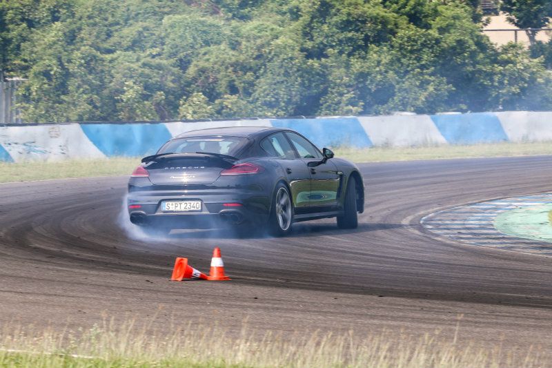 雖然Panamera GTS動力為440hp/53.0kgm,並滿載四人進行Hot Lap,車重超過2.1噸,但原廠教練仍可全場橫移,駕駛技術讓人印象深刻。 雖然Panamera GTS動力為440hp/53.0kgm,並滿載四人進行Hot Lap,車重超過2.1噸,但原廠教練仍可全場橫移,駕駛技術讓人印象深刻。