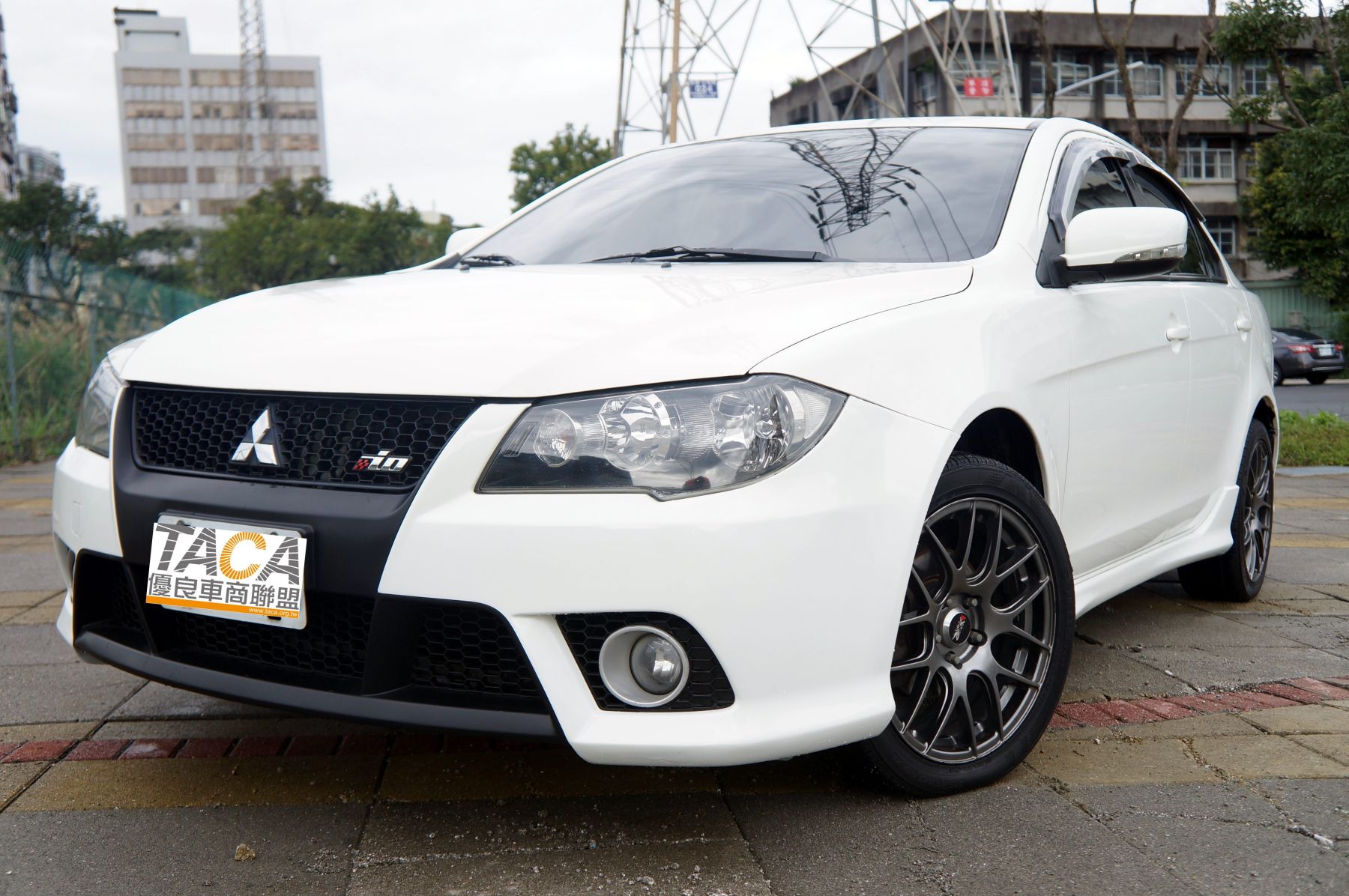 011 三菱 fortis io 1.