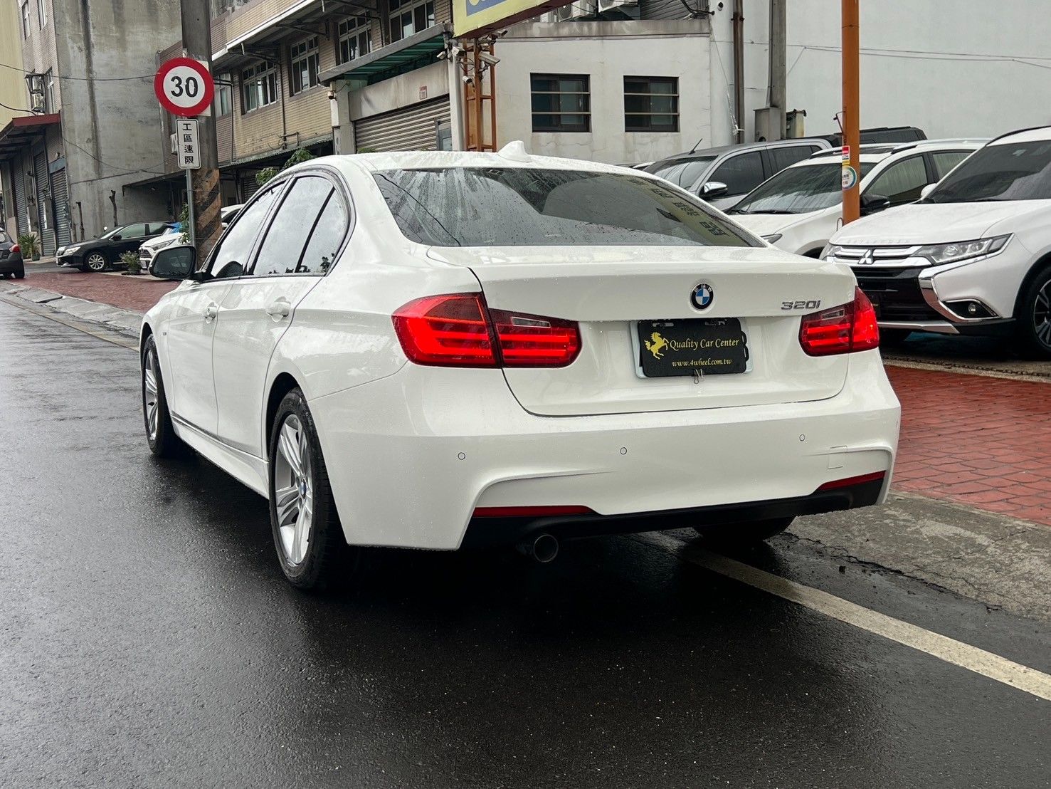 BMW 3-Series Sedan 320i