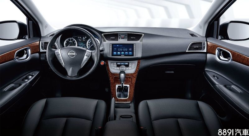 NISSAN SUPER SENTRA以「1.0L的省油」、「3.0L的舒適」兩大越級產品力,演繹了新世代中大型房車新標準。
